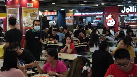 Menschen,-Die-An-Den-Imbissständen-Im-Einkaufszentrum-Lucky-Plaza-In-Singapur-Essen