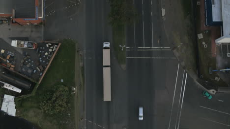 Overhead-Drohne-Schoss-Nach-Einem-Container-LKW,-Der-Durch-Ein-Industriegebiet-Von-Durban,-Südafrika,-Fährt