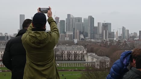 Capturar-Tomas-De-Canary-Wharf-Desde-Un-Teléfono-Móvil-Desde-El-Parque-De-Greenwich,-Londres,-Reino-Unido