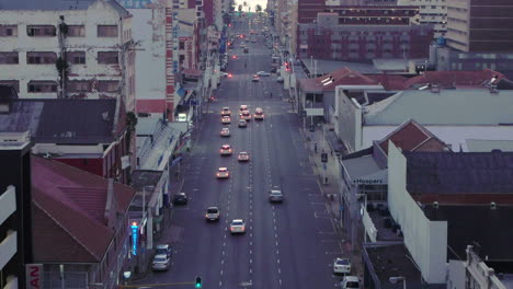 Un-Dron-Aéreo-Temprano-En-La-Mañana-Disparó-A-Través-Del-Centro-De-La-Ciudad-De-Durban-En-Sudáfrica,-Automóviles-Y-Taxis-Circulando-Por-Las-Carreteras