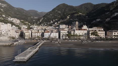 Minori-Italia-En-La-Costa-De-Amalfi-Antena-De-Izquierda-A-Derecha