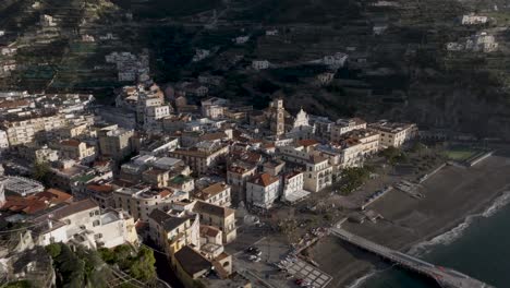 Minori-An-Der-Amalfiküste-Antenne,-Die-Von-Hoch-Nach-Unten-Geht