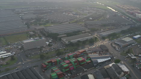 Gran-Dron-Aéreo-Disparado-A-Lo-Largo-De-Una-Carretera-Muy-Transitada-Que-Atraviesa-Una-Zona-Industrial-De-Durban,-Sudáfrica