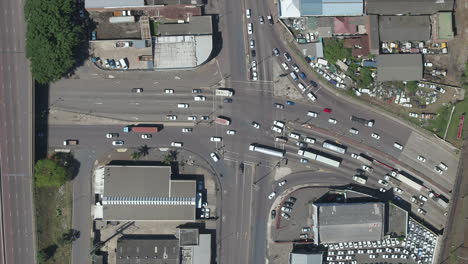 Toma-Aérea-A-Vista-De-Pájaro-En-Una-Concurrida-Intersección-En-Una-Zona-Industrial-De-Durban,-Sudáfrica