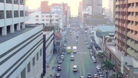 Aumento-De-Drones-Temprano-En-La-Mañana-En-Durban,-Sudáfrica,-Que-Revela-El-Amanecer-Sobre-El-Océano-índico