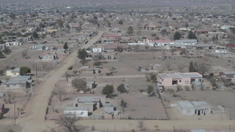 Drohnenflugbahn-über-Einer-Ländlichen-Gemeinde-In-Südafrika