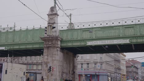 Tráfico-Alrededor-De-Las-Estaciones-Fuchsthaller-Gasse,-Schul-gasse-Y-Waehringer-Strasse-En-El-Centro-De-Viena-En-Invierno