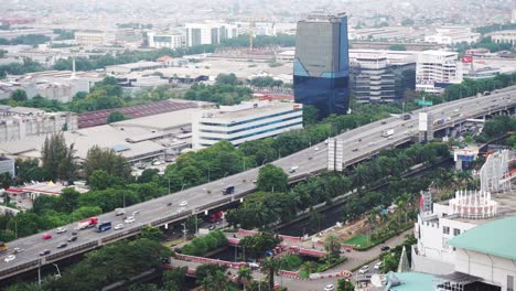 Foto-Fija-De-La-Ciudad-De-Yakarta,-Que-Muestra-Una-Carretera-Con-Tráfico-Lento