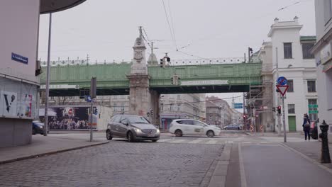 Traffic-around-the-stations-Fuchsthaller-Gasse,-Schul-Gasse-and-Waehringer-Strasse-in-central-Vienna-in-winter