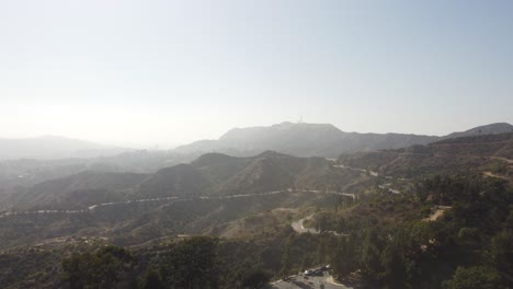 Toma-Aérea-Del-Observatorio-Griffith-Con-El-Horizonte-De-Los-ángeles-Al-Fondo