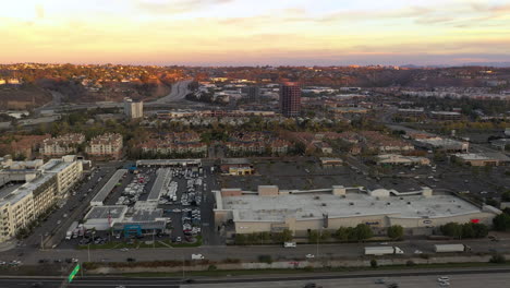 Vuelo-De-Drones-Al-Amanecer-En-El-Valle-De-La-Misión,-San-Diego,-California