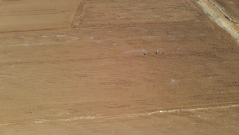 Blick-Aus-Der-Vogelperspektive-Auf-Vier-Frauen,-Die-Auf-Kultiviertem-Ackerland-Im-Ländlichen-Kenia-Stehen