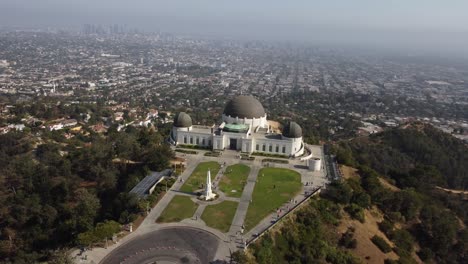 Luftaufnahme-Des-Griffith-Observatory-Mit-Der-Skyline-Von-Los-Angeles-Im-Hintergrund