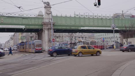 Tráfico-Alrededor-De-Las-Estaciones-Fuchsthaller-Gasse,-Schul-gasse-Y-Waehringer-Strasse-En-El-Centro-De-Viena-En-Invierno