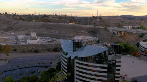 Edificio-De-Oficinas-De-La-Corporación-Hyundai-En-San-Diego,-California,-Toma-De-Drones