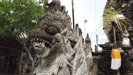 Balinese-Dragon-Sculpture-Protecting-the-Entrance-of-the-Bali-Hindu-Temple,-Religious-Statue-in-Batuan,-Sukawati,-Gianyar