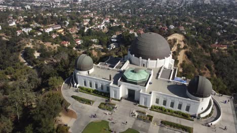 Toma-Aérea-Del-Observatorio-Griffith-Con-El-Horizonte-De-Los-ángeles-Al-Fondo