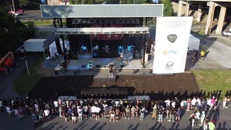 Toma-Aérea-De-Una-Multitud-De-Personas-Reunidas-En-Un-Concierto-De-Música