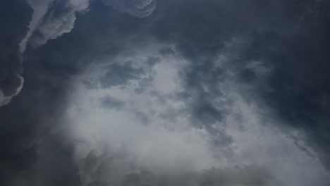 4k-Gewitter,-Blitzeinschlag-Hinter-Dunklen-Wolken