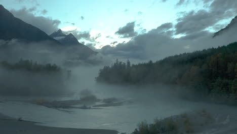 Unheimlicher-Nebel,-Der-über-Dem-Fluss-Im-Waldtal-In-Britisch-Kolumbien-Hängt,-Antenne