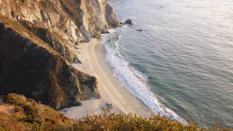 Weiße-Schäumende-Wellen-An-Der-Küste-Eines-Kleinen-Strandes-Von-Der-Bixby-Creek-Bridge-In-Kalifornien