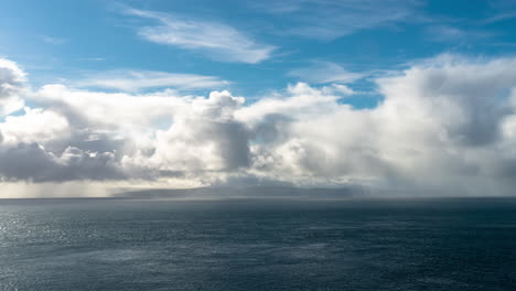 Lapso-De-Tiempo:-Nubes,-Cielo-Azul-Y-Océano-Frente-A-La-Costa-De-Escocia,-Plano-General