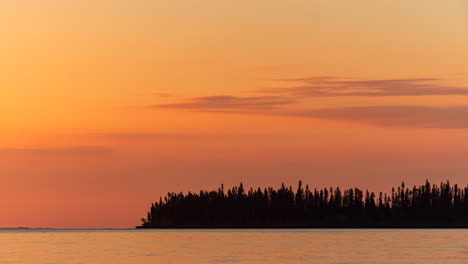 Sonnenuntergang-Im-Zeitraffer-über-Der-Wunderschönen-Bucht-Von-Kuto,-Der-Insel-Der-Kiefern