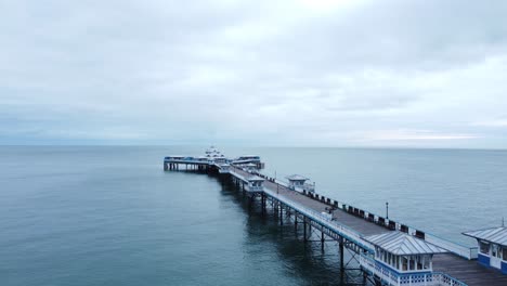 Llandudno-Pier-Historischen-Viktorianischen-Hölzernen-Wahrzeichen-Luftbild-Am-Meer-Vorbei-über-Die-Promenade