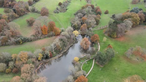 Lago-En-El-Parque-En-Otoño,-Hoddesdon-Hertfordshire-Reino-Unido-Vista-Aérea-De-Drones
