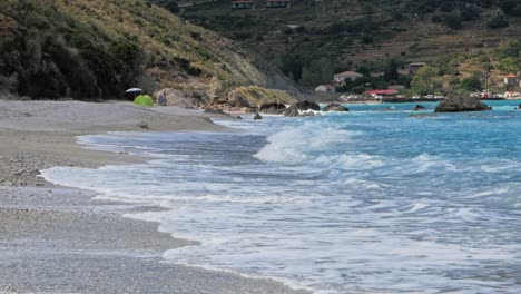 Schäumende-Meereswellen-Rollen-Im-Sommer-Am-Strand-Von-Agia-Kiriaki-In-Griechenland---Weitschuss
