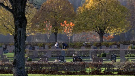 Familie-Besucht-Im-Herbst-Das-Grab-Ihres-Geliebten-Menschen-Auf-Dem-Kviberg-Friedhof-In-Göteborg,-Schweden