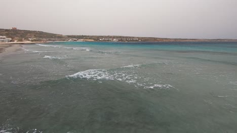 Bahía-De-Mellieha-En-Malta-En-Un-Día-Ventoso