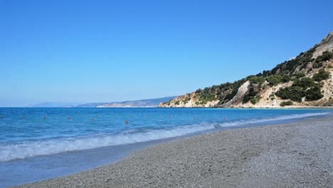 Malerischer-Blick-Auf-Den-Strand-Von-Agia-Kyriaki,-Die-Insel-Milos,-Die-Kykladen,-Griechenland-Tagsüber---Weitwinkelaufnahme