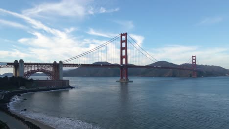 Luftaufnahme-Rund-Um-Die-Golden-Gate-Bridge,-In-San-Francisco,-Usa---Niedrig,-Kreisend,-Drohne-Erschossen
