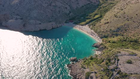 Kleiner-Strand-Umgeben-Von-Felsklippen-Am-Ufer-Der-Adriaküste-In-Krk,-Kroatien