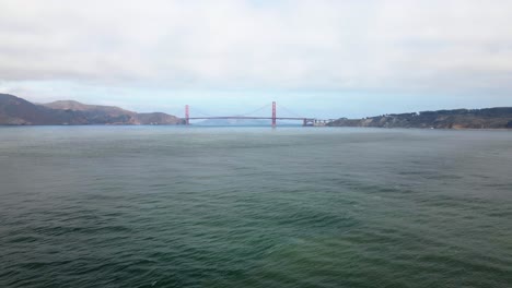 Luftaufnahme-über-Dem-Meer,-Mit-Der-Golden-Gate-Bridge-Im-Hintergrund---Niedrig,-Tracking,-Drohnenaufnahme