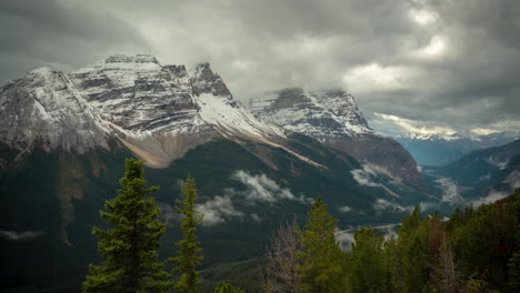Zeitraffer,-Nebel-Und-Wolken,-Die-Sich-über-Dem-Malerischen-Tal-Und-Den-Gipfeln-Des-Yoho-nationalparks,-Britisch-Kolumbien,-Kanada-Bewegen