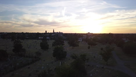 Drohne-Schoss-In-Der-Abenddämmerung-über-Den-Friedhof.-Sonnenuntergang-Himmel