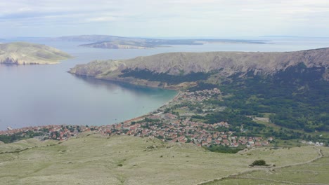 Vista-Panorámica-De-La-Ciudad-Y-El-Mar-Adriático-Durante-El-Día-En-La-Isla-De-Krk,-Croacia