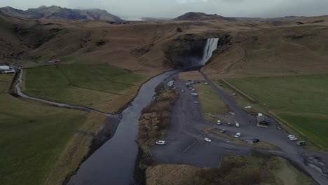 Cascada-Skógafoss-Con-Glaciar-Eyjafjallajokull-En-El-Fondo,-Islandia