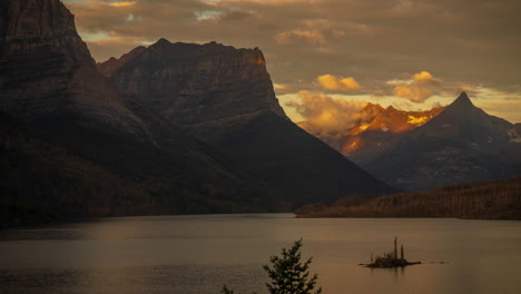 Zeitraffer,-Goldene-Wolken,-Die-Sich-über-Dem-St.-Mary-Lake-Und-Den-Gipfeln-Des-Glacier-National-Park,-Montana,-USA,-Bewegen