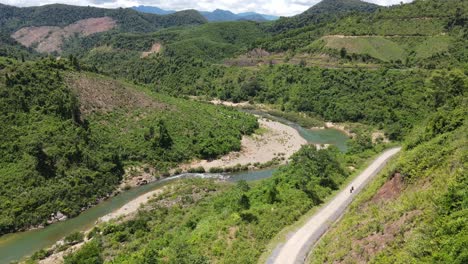 El-Dron-Avanza-Para-Revelar-La-Carretera,-Las-Montañas-Y-El-Río