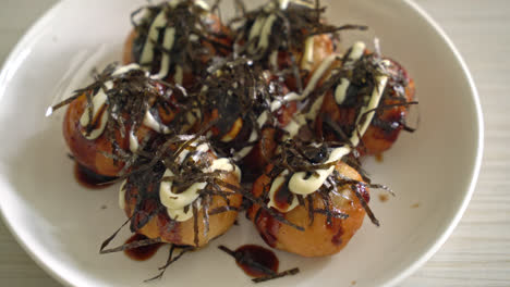 Takoyaki-Ballknödel-Oder-Oktopusbällchen---Japanischer-Essensstil