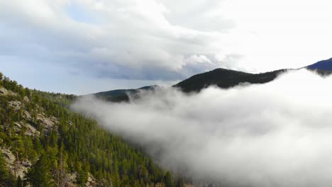 Nubes-Bajas-Y-Niebla-Sobre-La-Colorida-Ladera-Del-Valle-Alpino-De-Las-Montañas-Rocosas