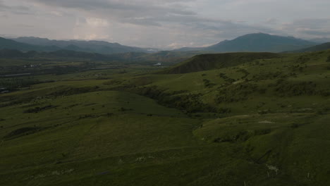 Paisaje-Rural-Con-Campos-Verdes-Al-Final-De-La-Tarde-Cerca-De-Akhaltsikhe-En-Georgia