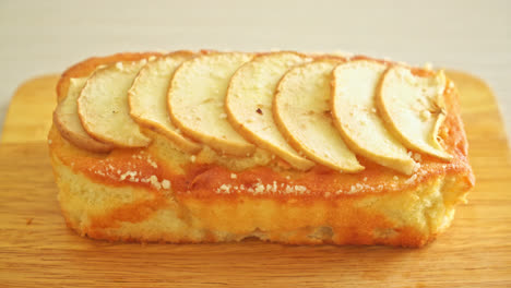 apple-loaf-crumbled-cake-on-wood-board