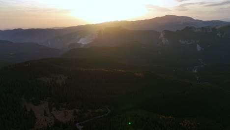 Luftaufnahme-Mit-Wunderschönen-Idyllischen-Bergen-Von-Dichiu-Während-Des-Goldenen-Sonnenuntergangs,-Rumänien