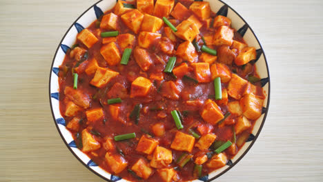 Mapo-Tofu---El-Plato-Tradicional-De-Sichuan-De-Tofu-Sedoso-Y-Carne-Molida,-Repleto-De-Sabor-Mala-De-Aceite-De-Chile-Y-Granos-De-Pimienta-De-Sichuan---Estilo-De-Comida-Asiática