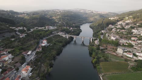Vista-Aérea-Del-Paisaje-Sobre-El-Puente-Panorámico-Entre-os-rios,-Río-Tamega,-Portugal