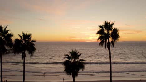Palmensilhouette-Mit-Atemberaubendem-Kalifornien-Horizont-Sonnenuntergang---Antenne